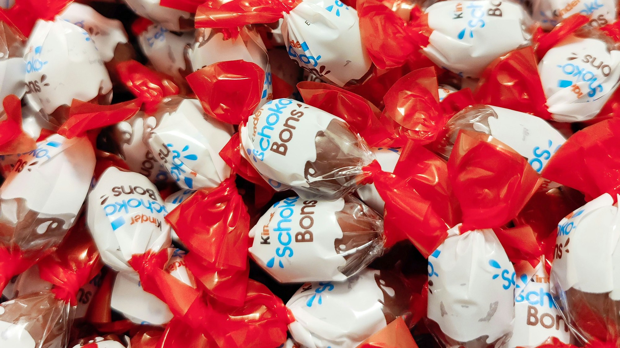 Kinder Schoko-Bons werden von Ferrero hergestellt. Allerdings momentan nicht in Arlon. Das Werk wurde wegen des Auftretens von Salmonellen vorübergehend stillgelegt.