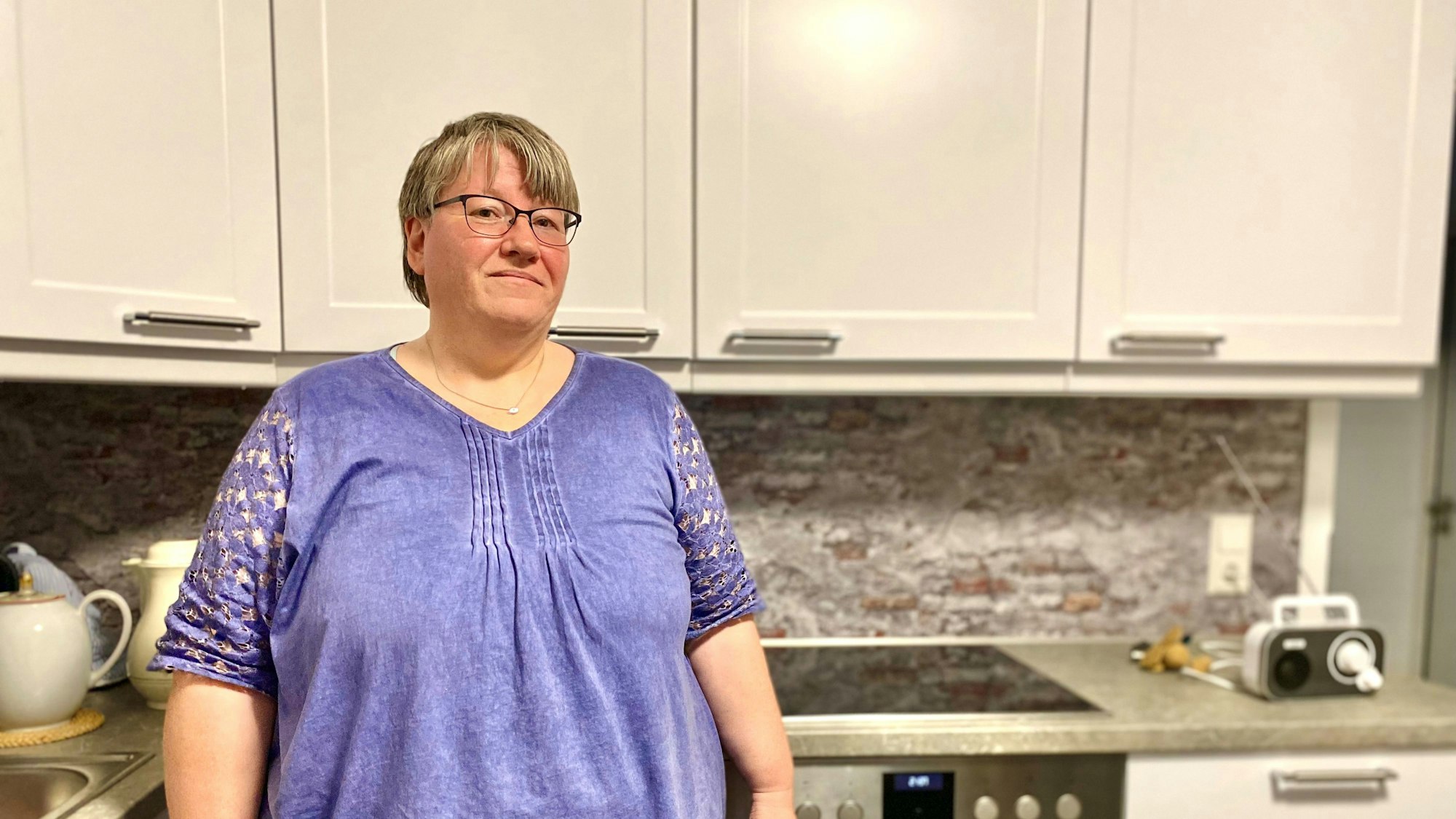 Claudia Carls steht in der neuen Küche ihrer Mutter.