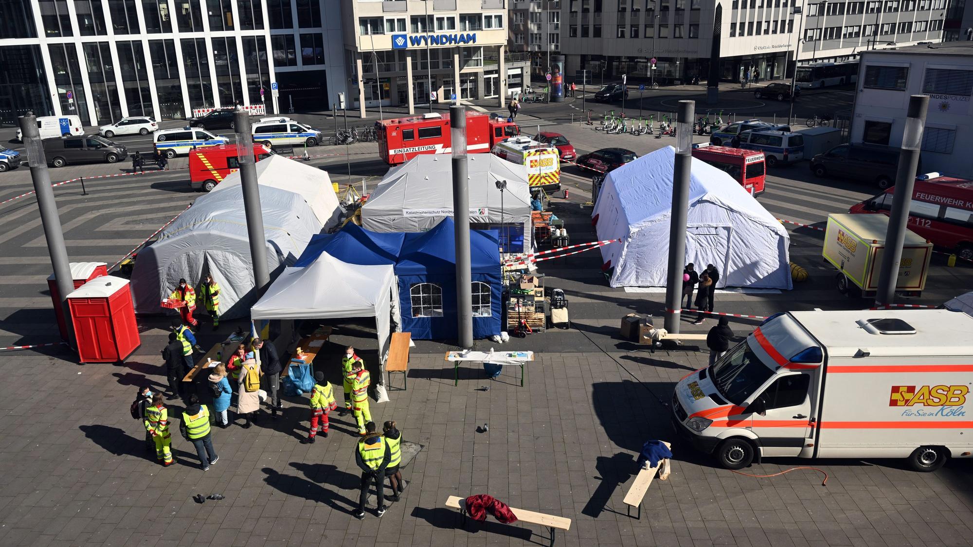 Helfer warten auf Flüchtlinge aus der Ukraine.