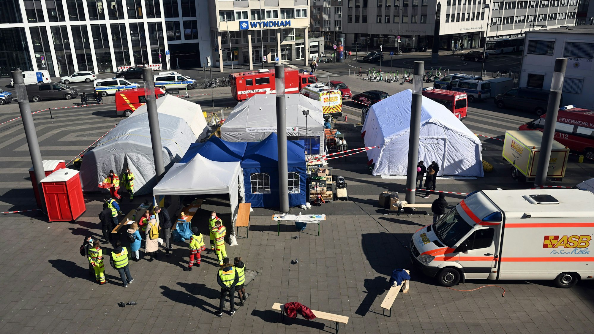 Helfer warten auf Flüchtlinge aus der Ukraine.