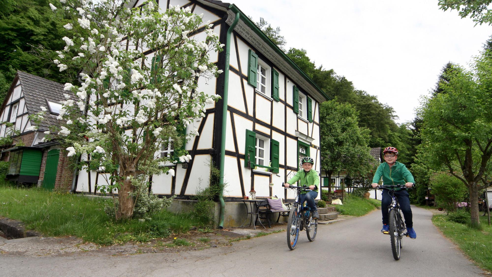 Zwei Kinder fahren Fahrrad.