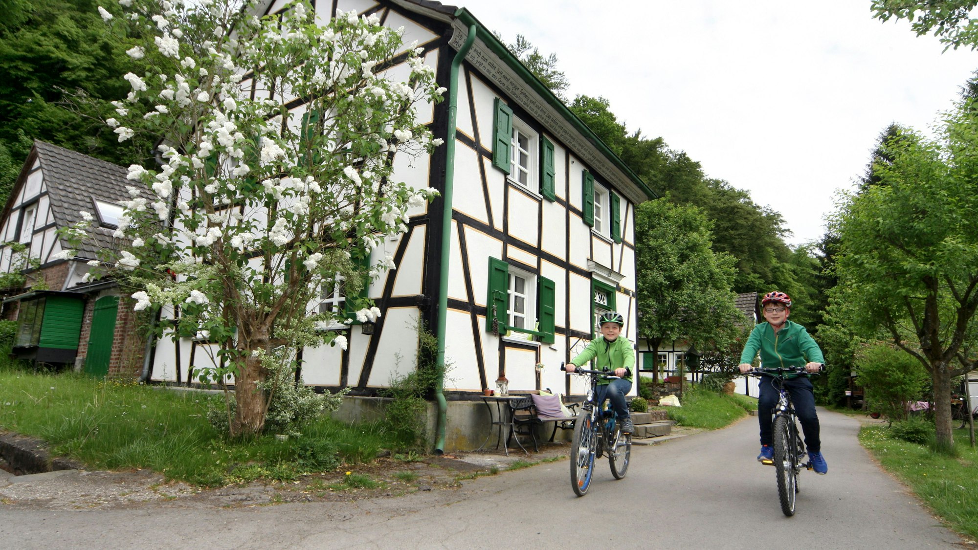 Zwei Kinder fahren Fahrrad.