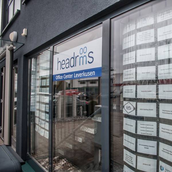 Lauter Firmenschilder im Office-Center Leverkusen an der Bonner Straße in Opladen.