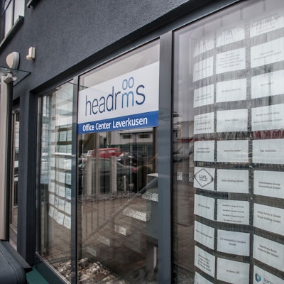 Lauter Firmenschilder im Office-Center Leverkusen an der Bonner Straße in Opladen.