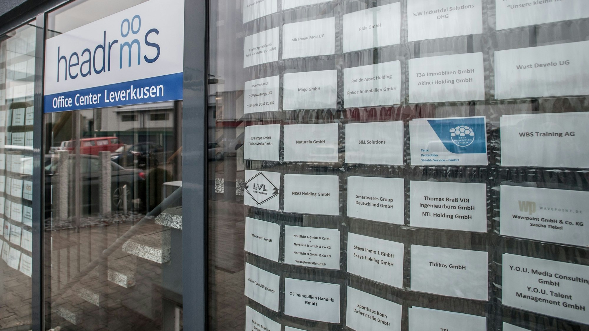 Lauter Firmenschilder im Office-Center Leverkusen an der Bonner Straße in Opladen.