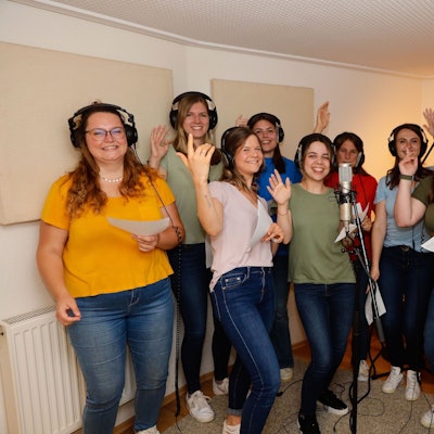 Der Kölner Jugendchor St. Stephan und Chor-Leiter Michael Kokott (rechts)