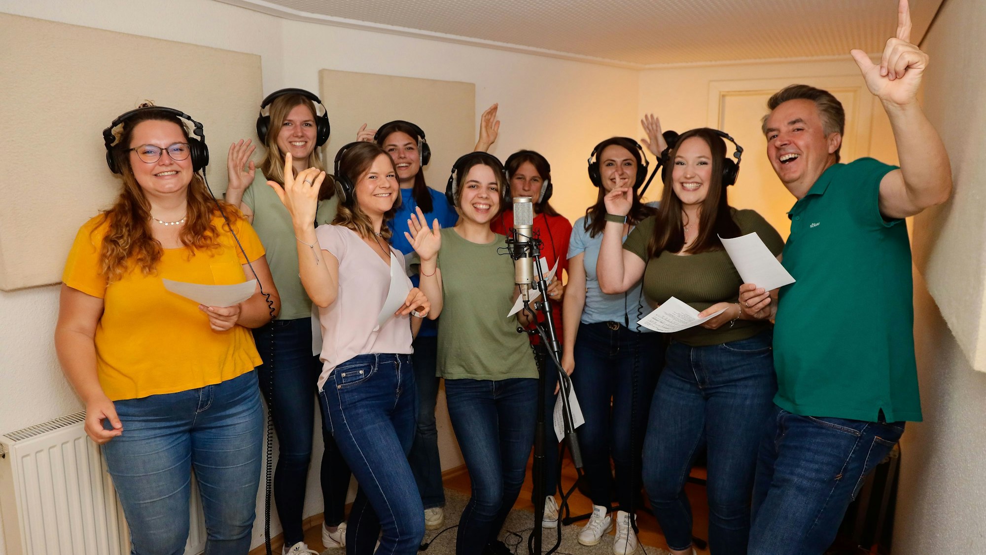 Der Kölner Jugendchor St. Stephan und Chor-Leiter Michael Kokott (rechts)