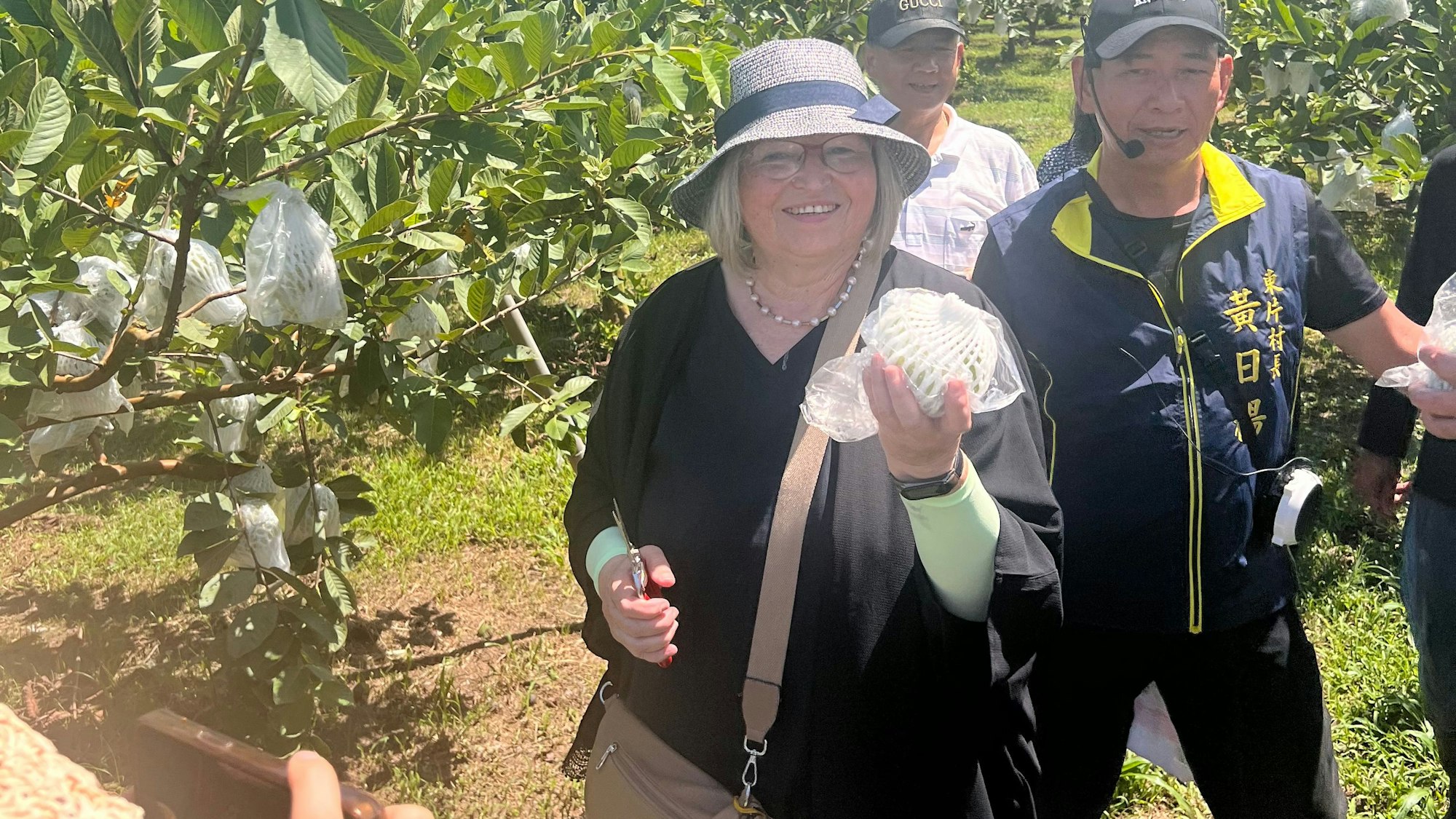 Vor den vielen Kameras muss Ulrike Adolphs aus Benroth immer wieder auch Sätze auf Chinesisch sagen. Ein Fernsehspot wirbt in Taiwan ab August mit ihr für den neuen Dorfwettbewerb.