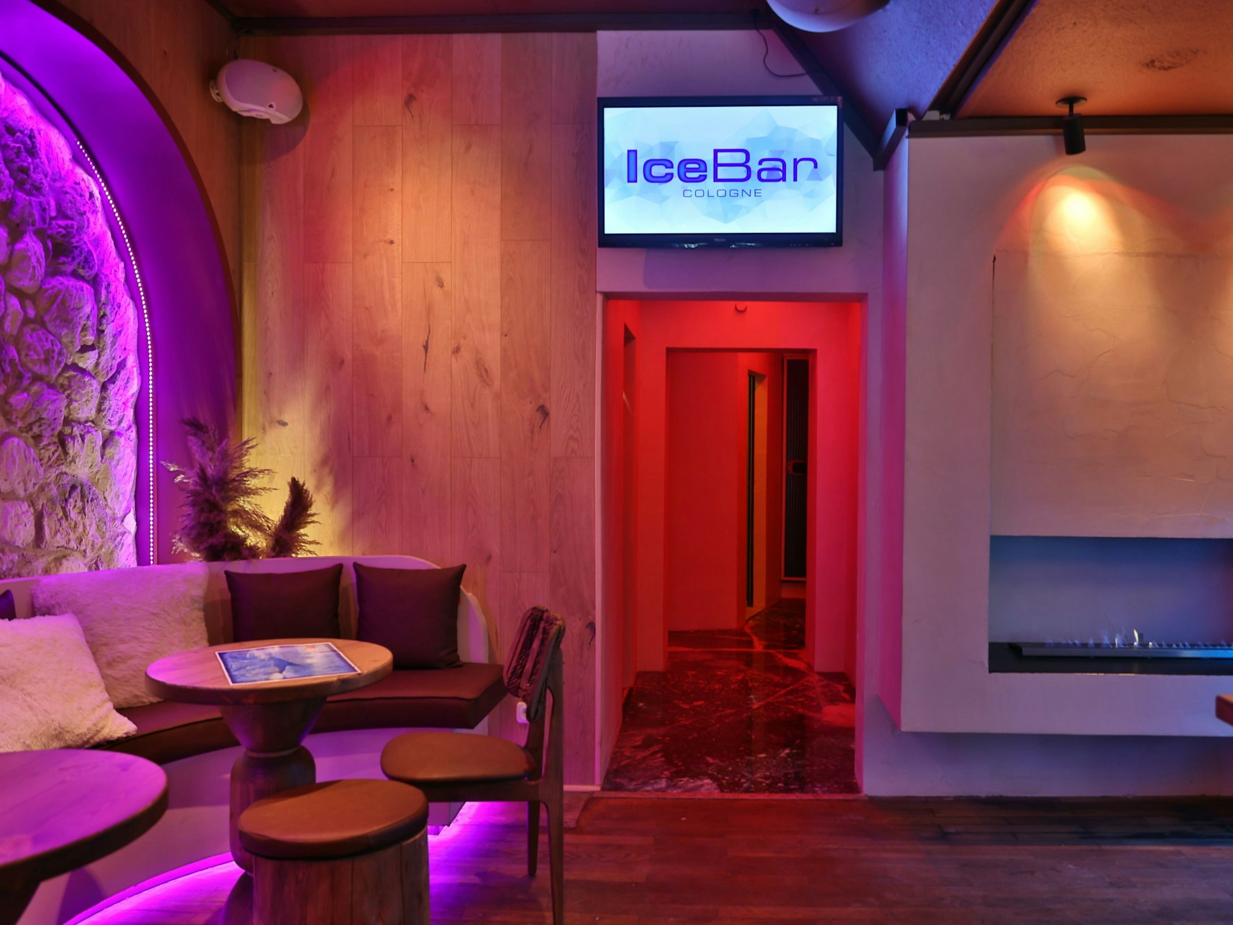 Blick auf den Innenbereich der Bar mit Holz- und Steinvertäfelungen.