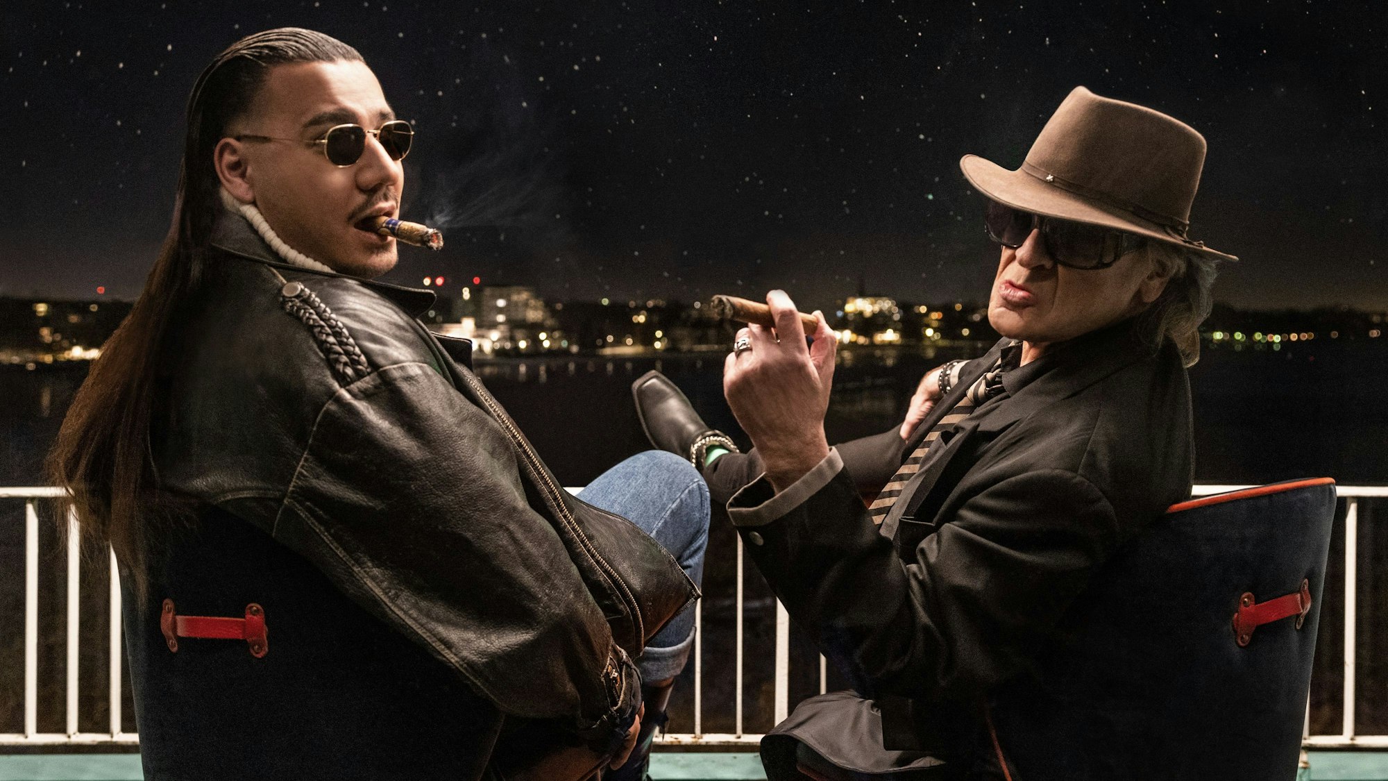 Apache 207 (l), Deutsch-Rapper, und Udo Lindenberg, Panikrocker, sitzen nebeneinander.