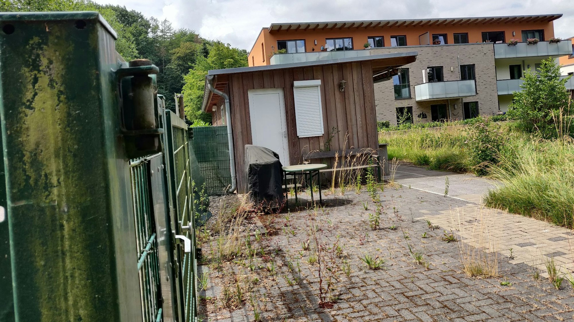 Die Holzhütte des Angelsportvereins steht noch am Ufer.