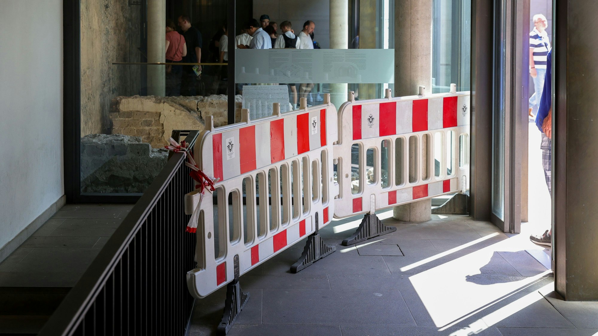 Absperrung am Dom mit rot-weißen Baken