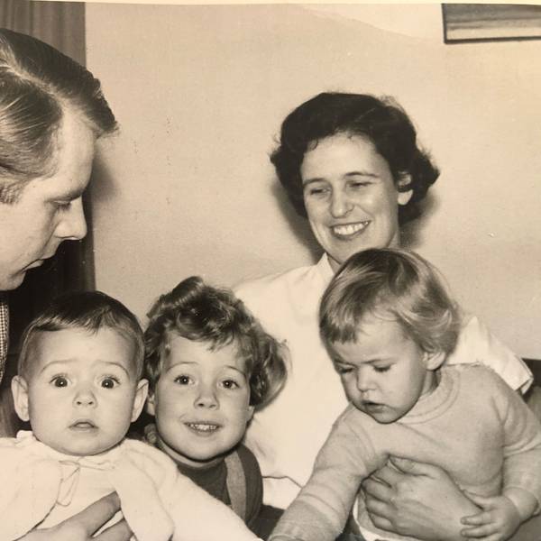 Karlheinz und Doris Stockhausen halten drei kleine Kinder im Arm.