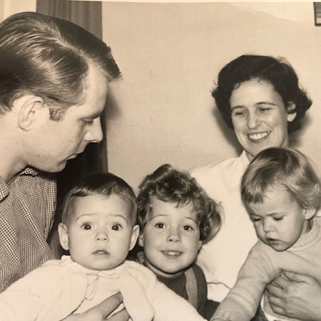 Karlheinz und Doris Stockhausen halten drei kleine Kinder im Arm.