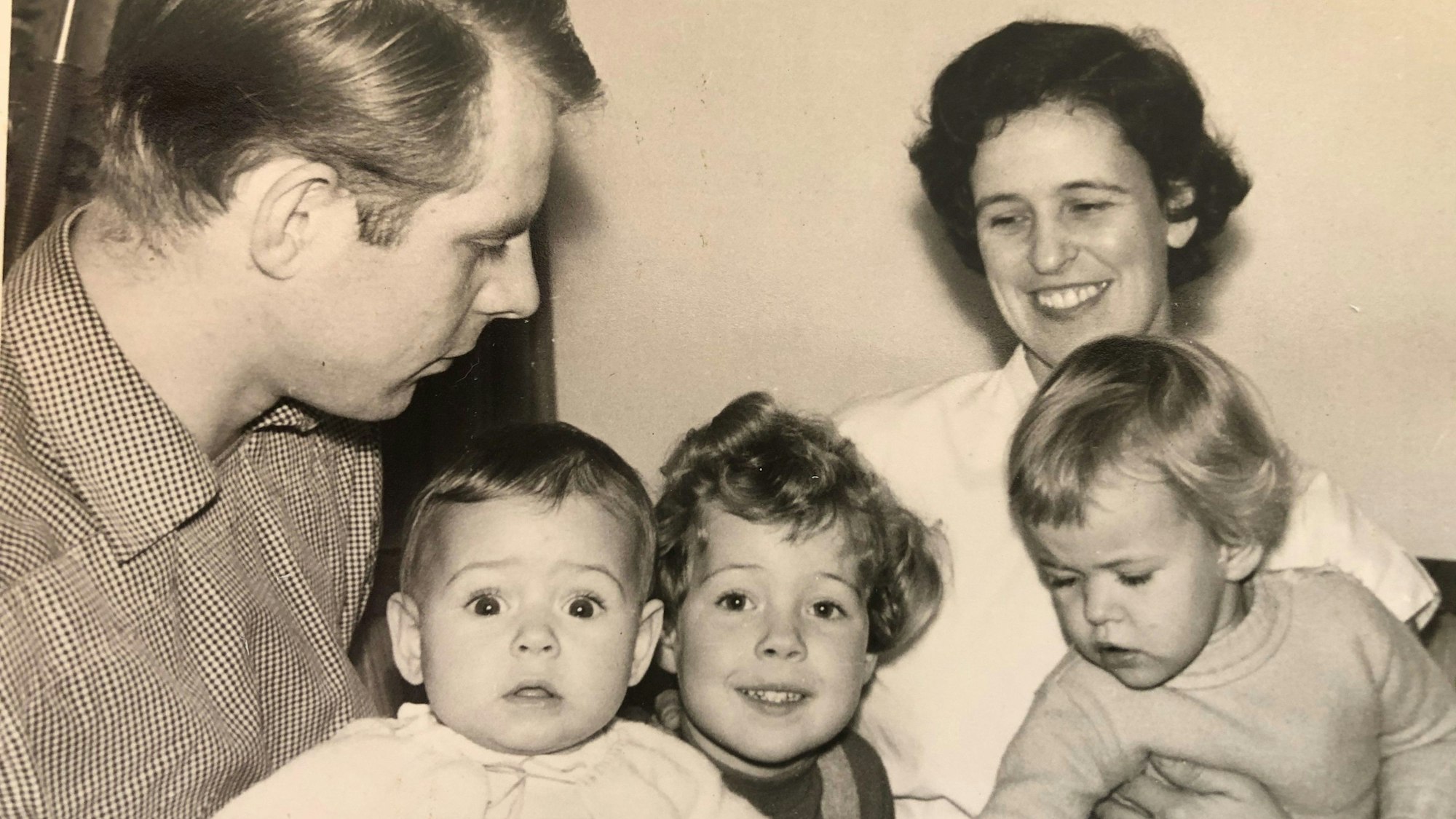 Karlheinz und Doris Stockhausen halten drei kleine Kinder im Arm.