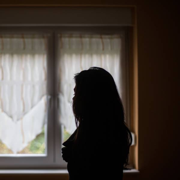 Eine Frau steht im Frauenhaus in Herne (Nordrhein-Westfalen) vor dem Fenster (Archivbild)