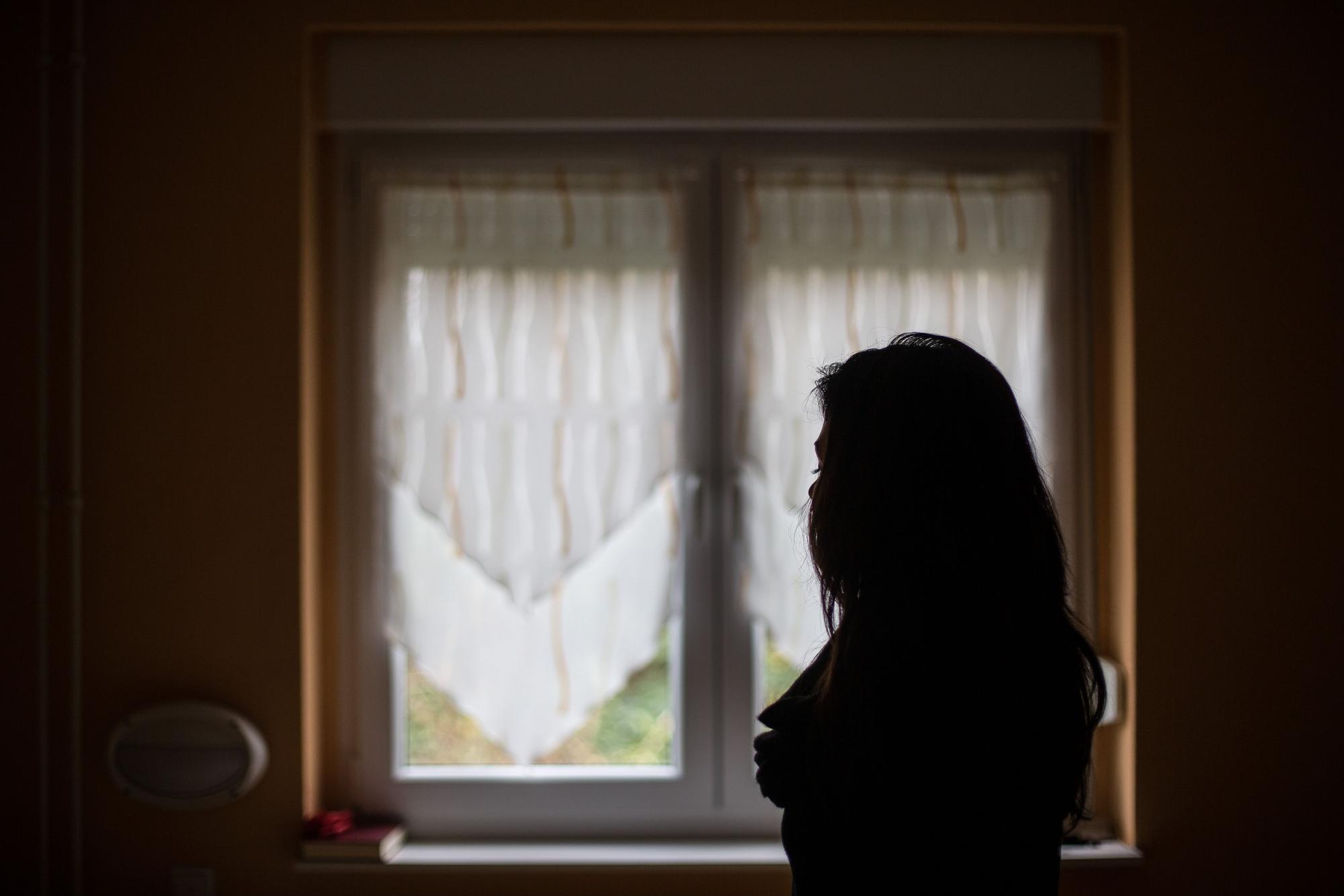 Eine Frau steht im Frauenhaus in Herne (Nordrhein-Westfalen) vor dem Fenster (Archivbild)