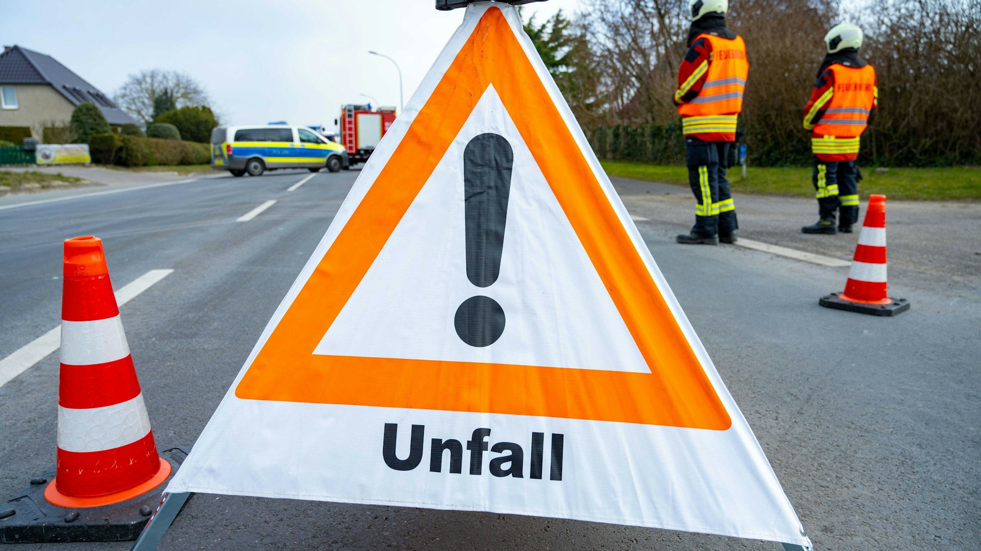Ein Warndreieck steht nach einem Unfall auf einer Straße. (Symbolbild)