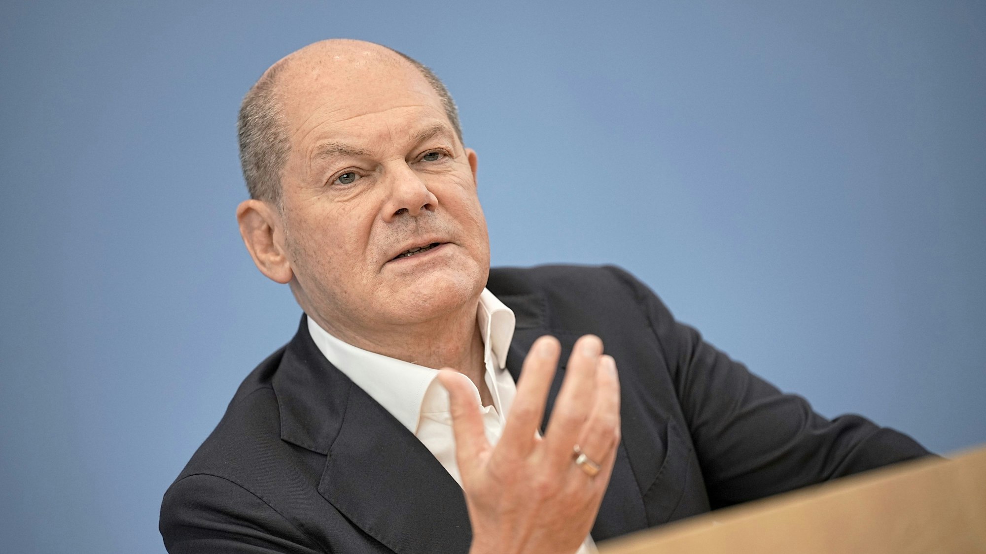 Bundeskanzler Olaf Scholz (SPD) spricht auf der Sommer-Pressekonferenz im Haus der Bundespressekonferenz. Kurz vor seinem Urlaub stellt sich der Kanzler für etwa 90 Minuten den Fragen der Hauptstadtjournalisten.
Bald fährt der Kanzler Olaf Scholz in den Urlaub.