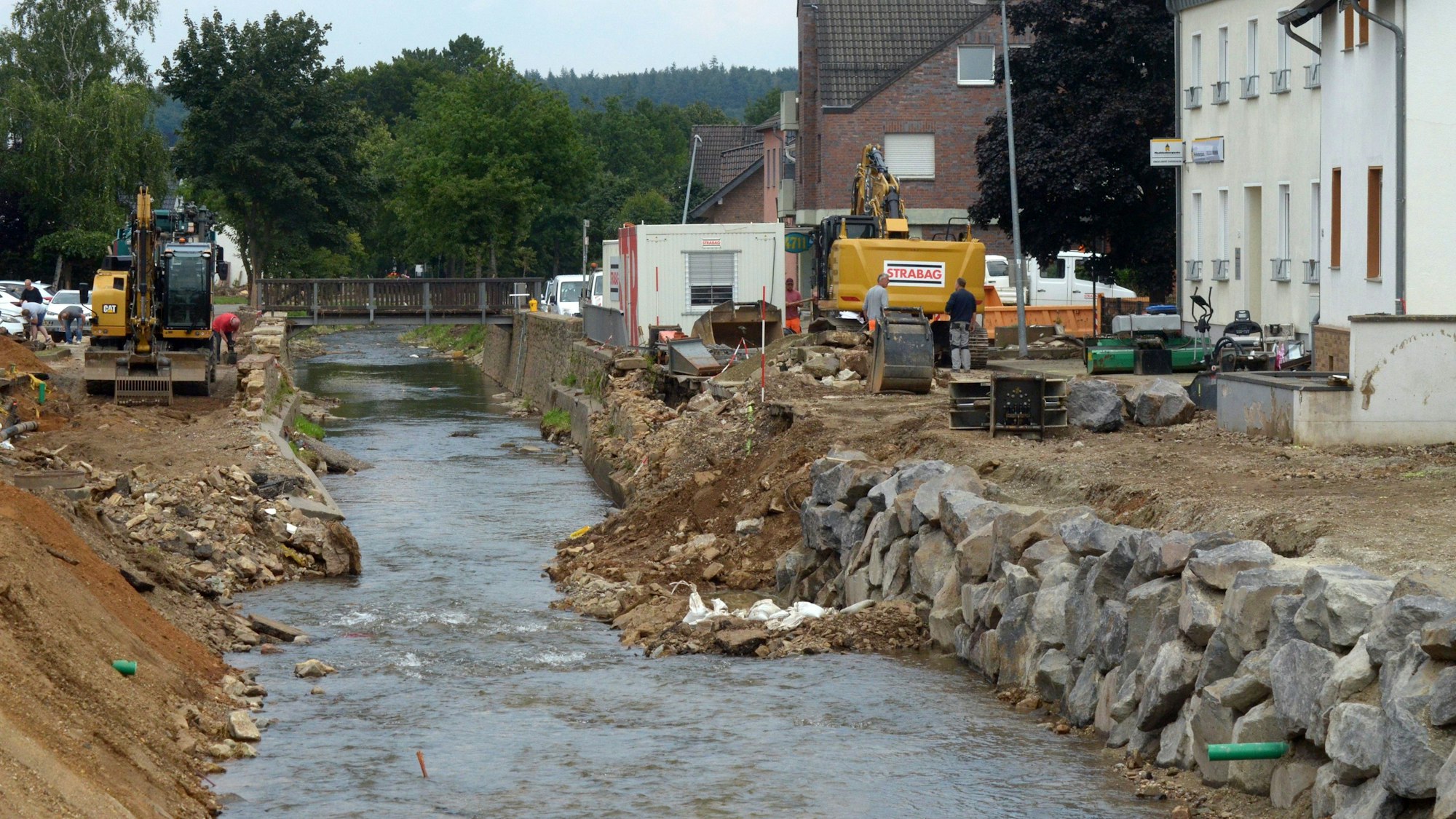 Zwei Bagger stehen links und rechts der Erft. Die Erftmauern in Arloff fehlen komplett.