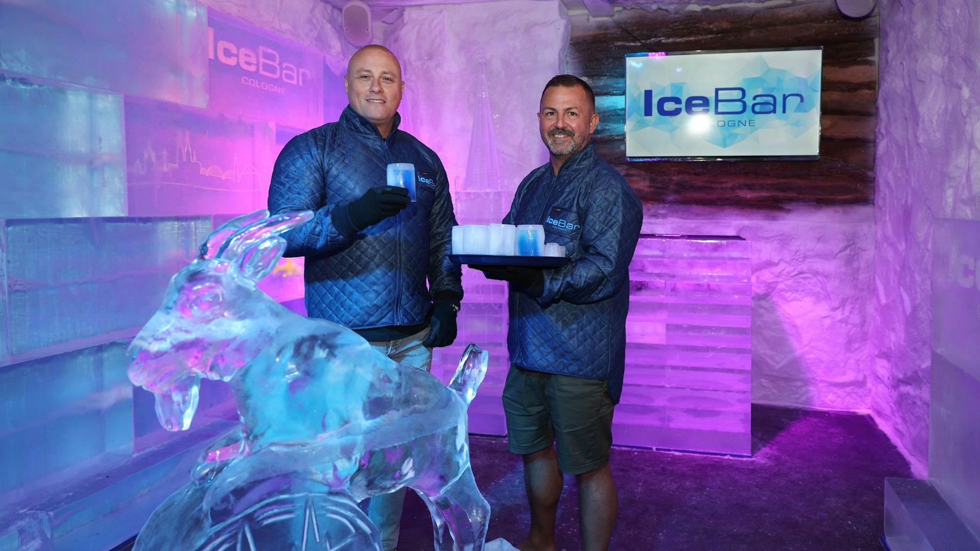 Die beiden Besitzer Markus Weiss und Stefano Straberg in ihrer „Ice Bar Cologne“