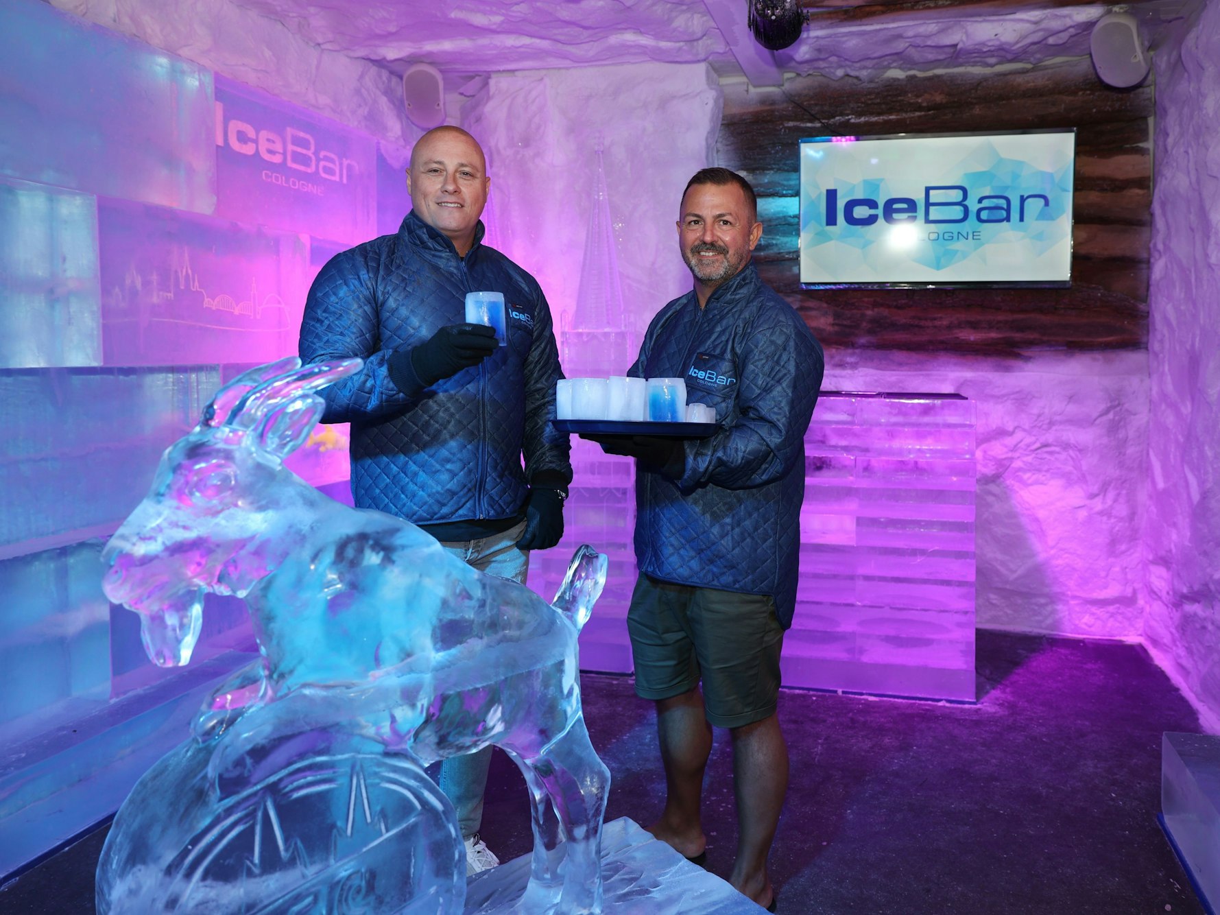 Zwei Männer stehen in einem Raum aus Eis.