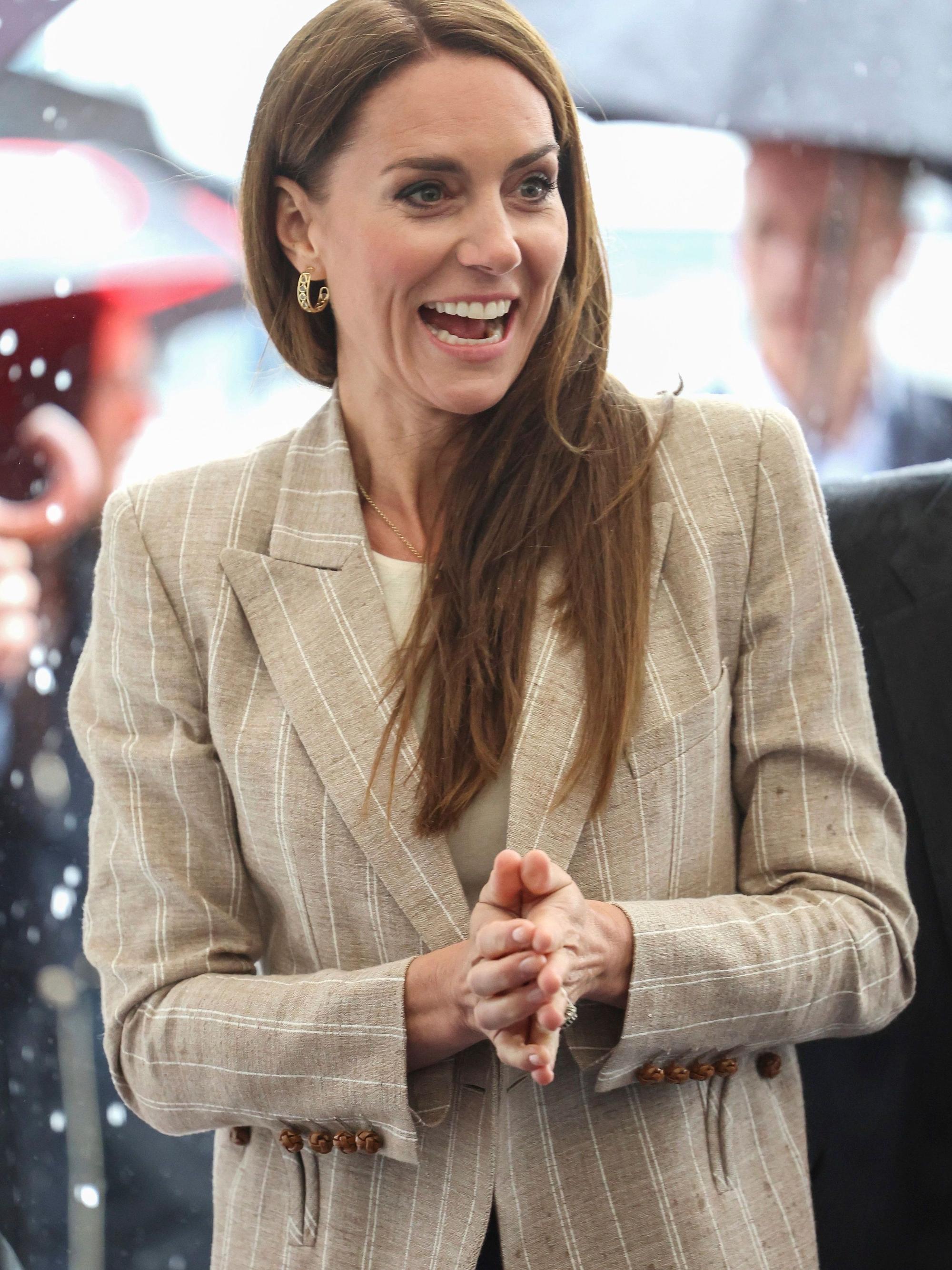 Die britische Prinzessin Kate von Wales lächelt, als sie in der Techno-Zone ankommt.