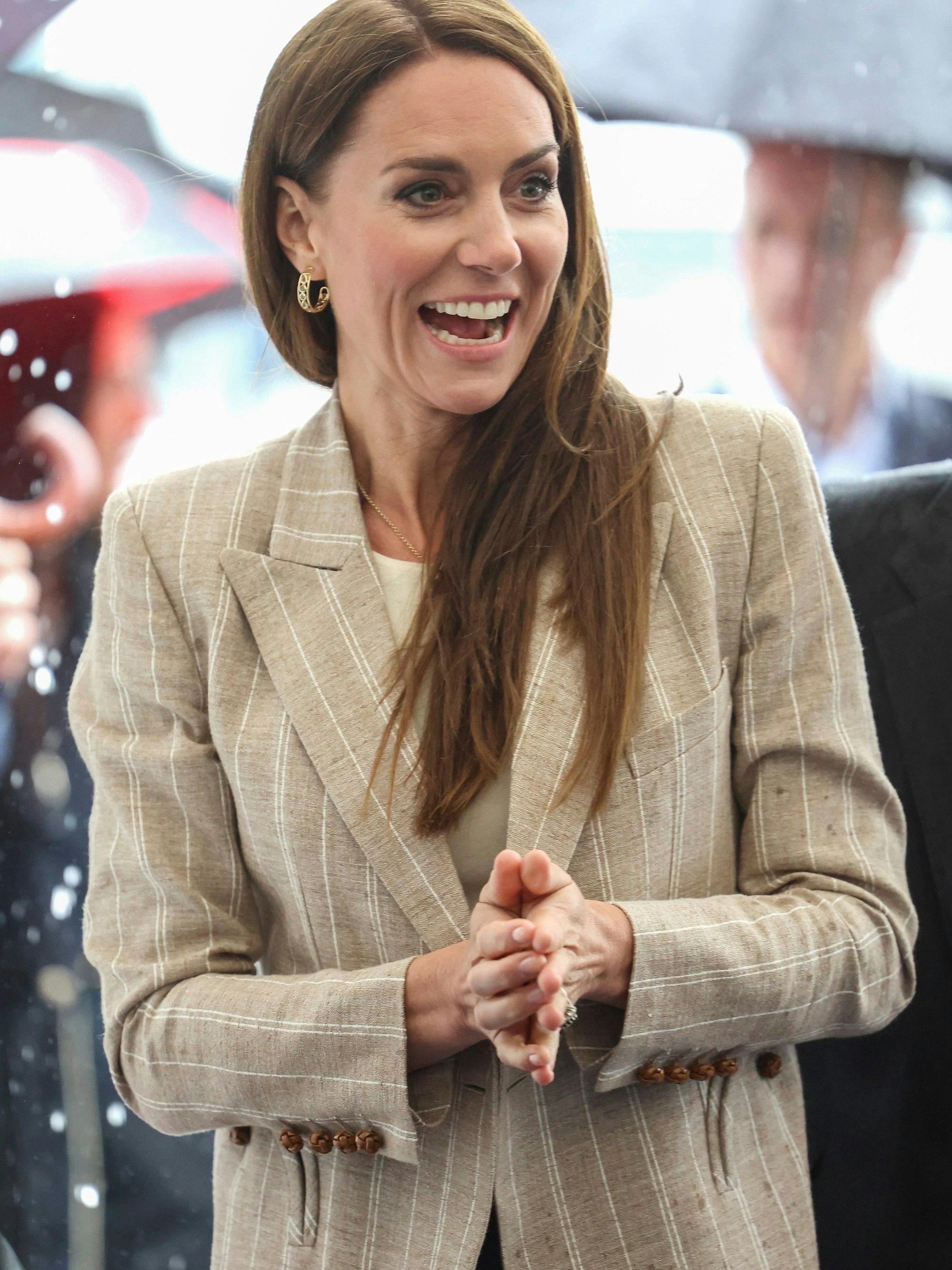 Die britische Prinzessin Kate von Wales lächelt, als sie in der Techno-Zone ankommt.