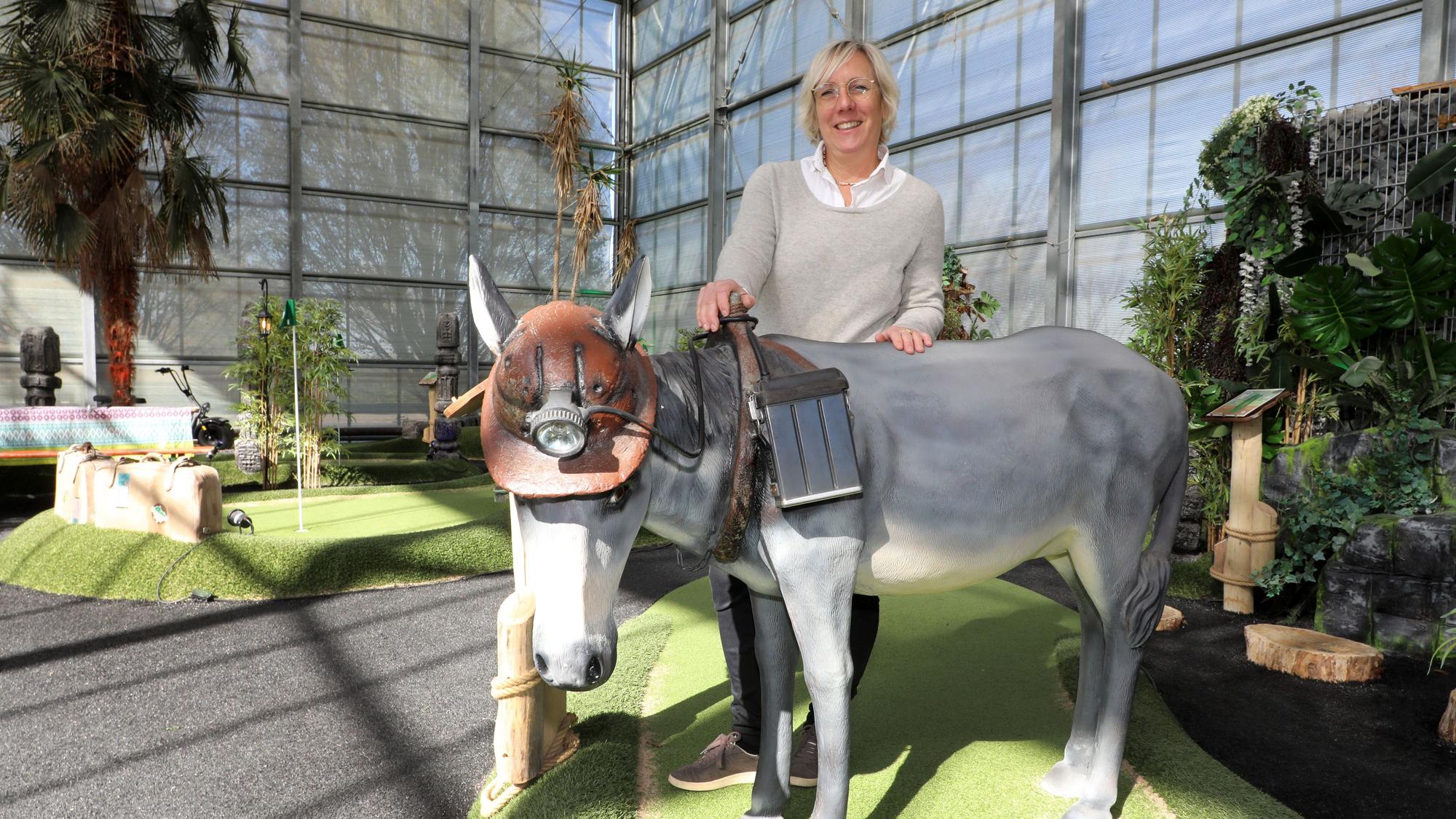 Golfplatzbetreiberin Sabina Henrich mit Grubenesel Pablo