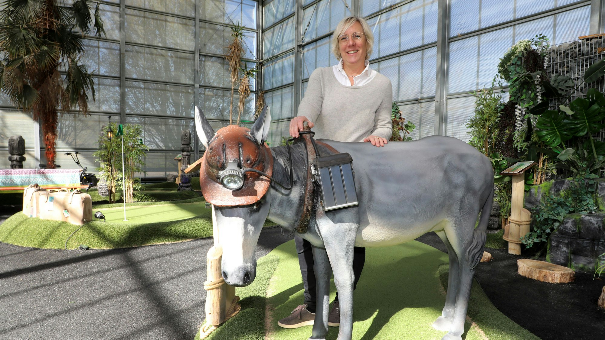 Golfplatzbetreiberin Sabina Henrich mit Grubenesel Pablo