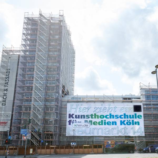 Ein eingerüstetes Bürogebäude am Heumarkt, das der Handwerkskammer gehört