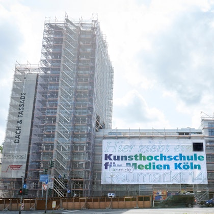 Ein eingerüstetes Bürogebäude am Heumarkt, das der Handwerkskammer gehört