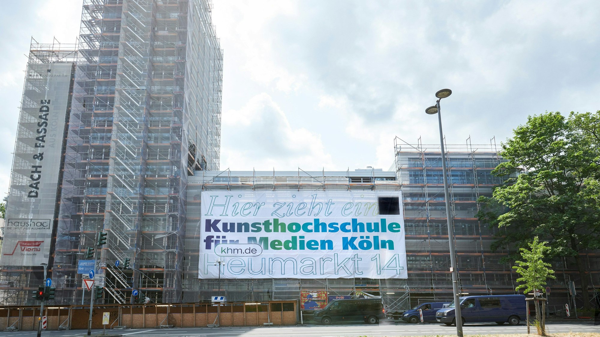 Ein eingerüstetes Bürogebäude am Heumarkt, das der Handwerkskammer gehört