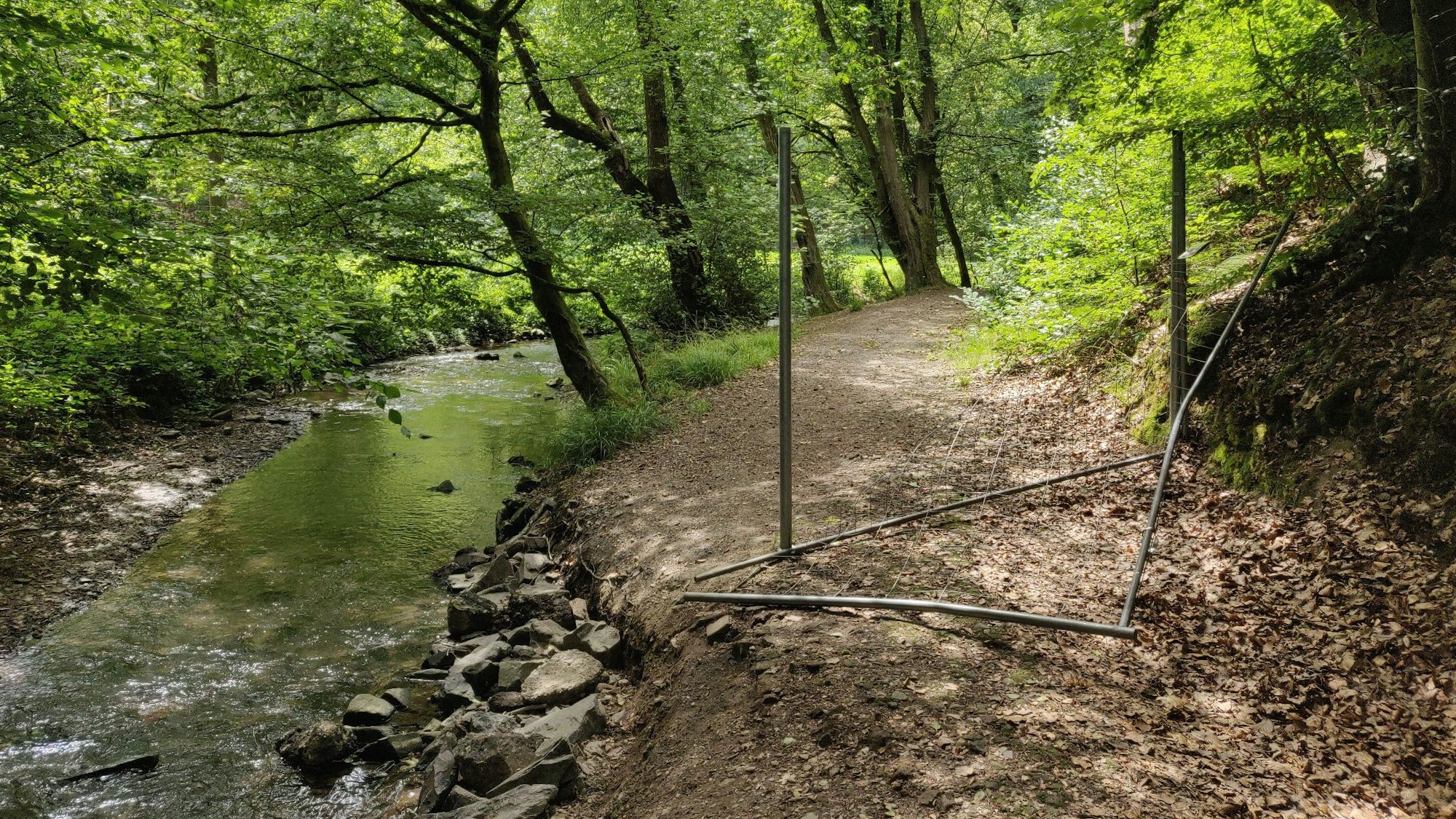 Vom Wanderparkplatz aus haben Wanderer die Absperrung beiseite geschoben.