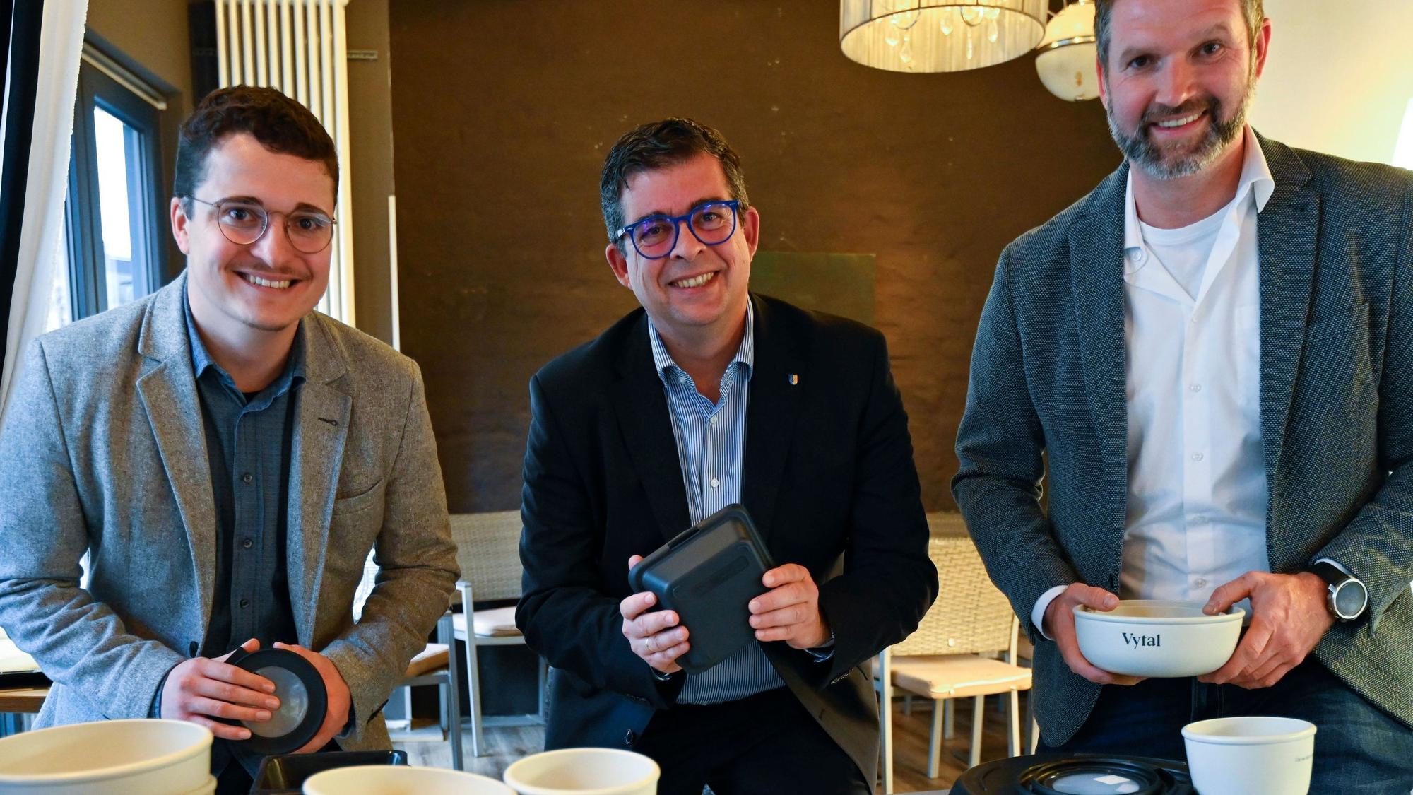 In einem Gummersbacher Restaurant stellten die Stadt Gummersbach und der Kölner Mehrweg-Dienstleister ihre Kooperation vor. Jetzt möchte Bürgermeister Frank Helmenstein (M.) eine Steuer für Einwegverpackungen und Wegwerf-Besteck einführen.