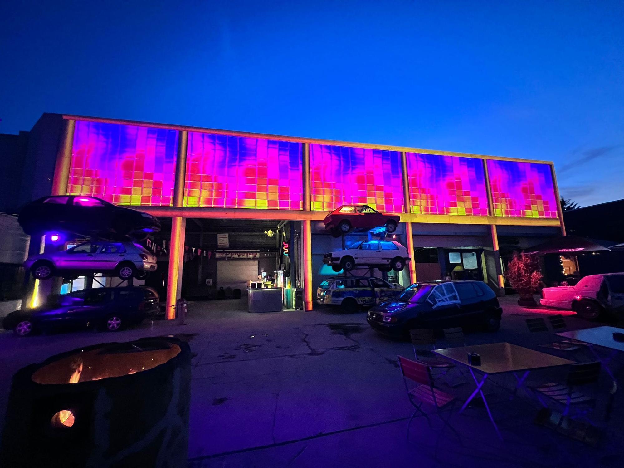 Die neue Schallschutzmauer im Schrotty wird nachts beleuchtet.