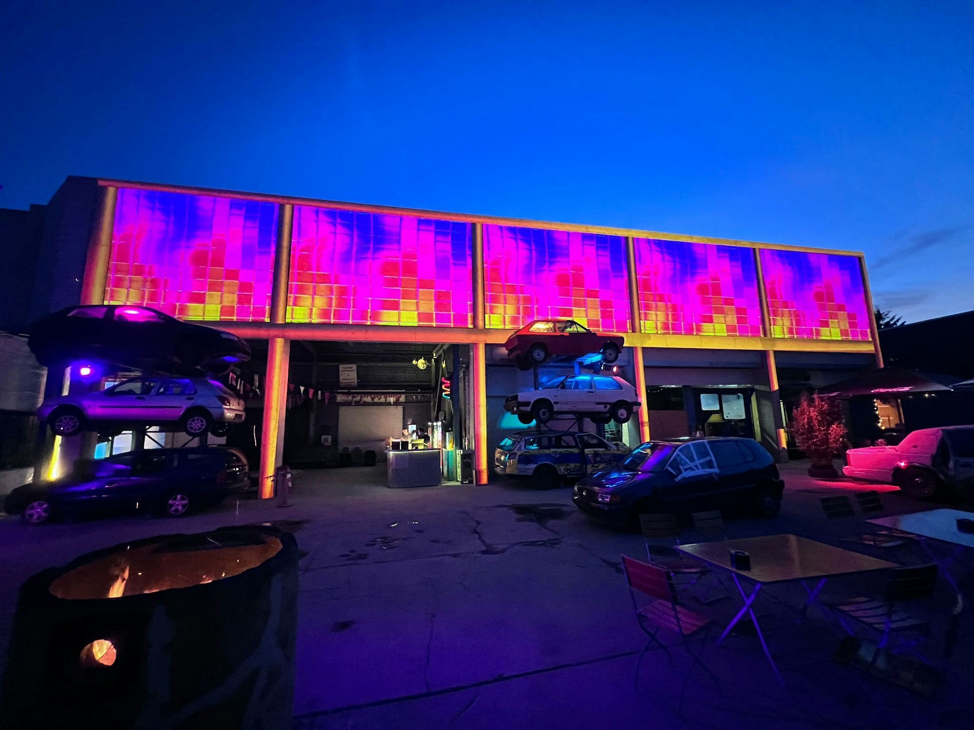 Die neue Schallschutzmauer im Schrotty wird nachts beleuchtet.