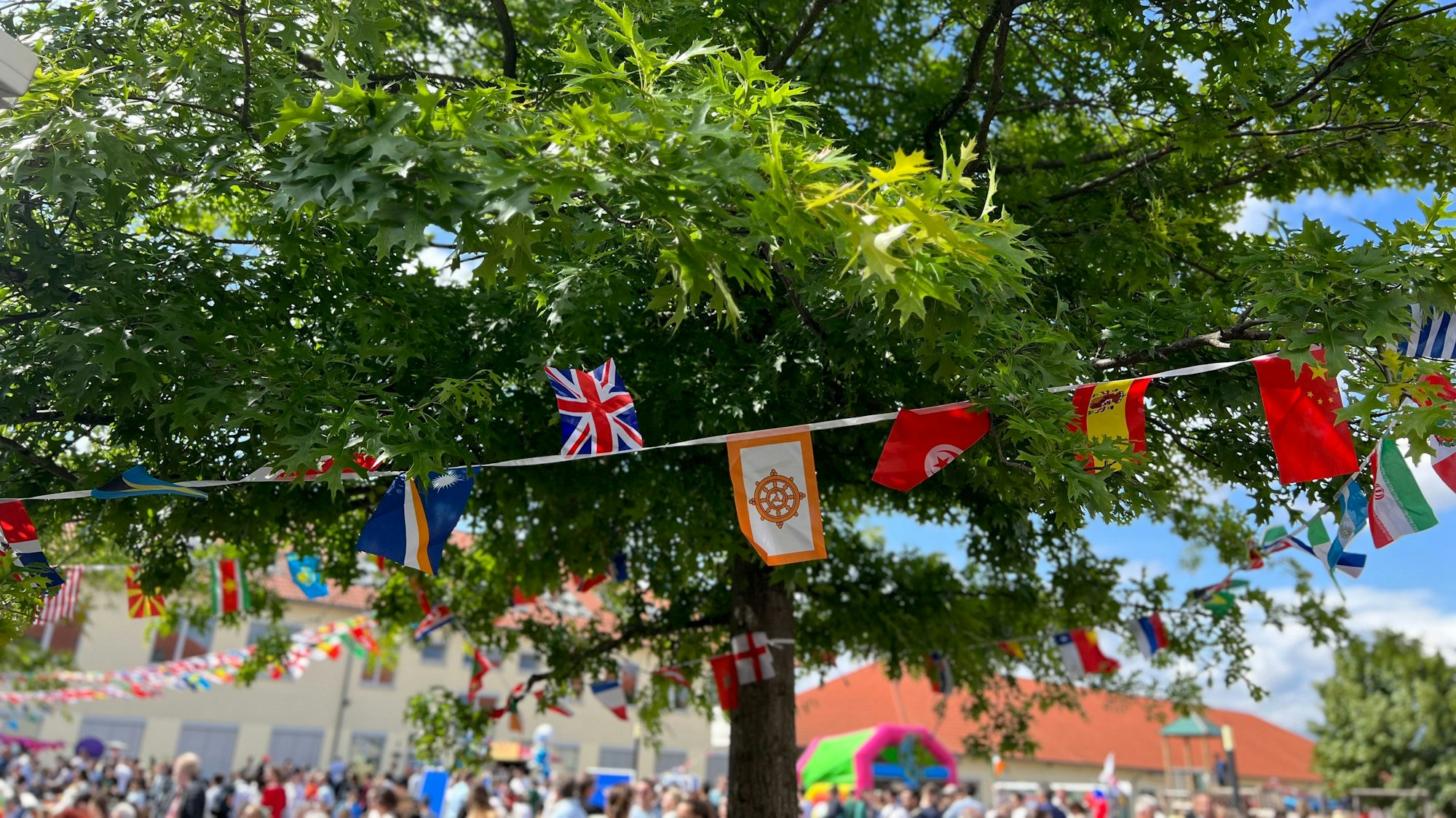 Fahnen hängen an einem Baum.