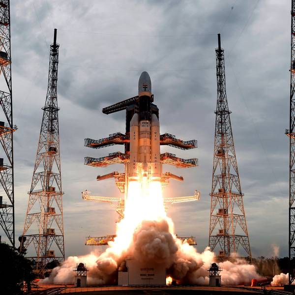 Dieses Foto, das von der Indian Space Research Organization (ISRO) veröffentlicht wurde, zeigt, wie eine Trägerrakete vom Typ GSLV Mark-III mit der unbemannten Sonde „Chandrayaan-2“ startet.