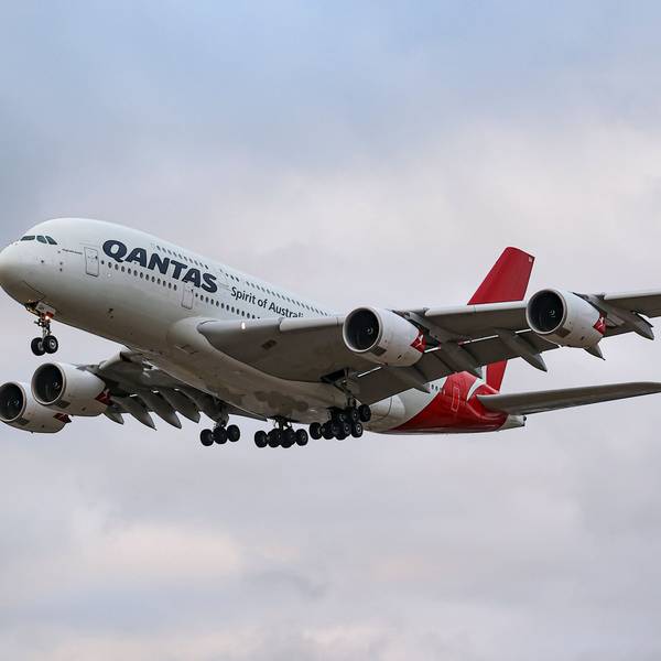 Ein Airbus A380 der australischen Fluggesellschaft Qantas im Steigflug am Flughafen London-Heathrow. (Symbolbild)