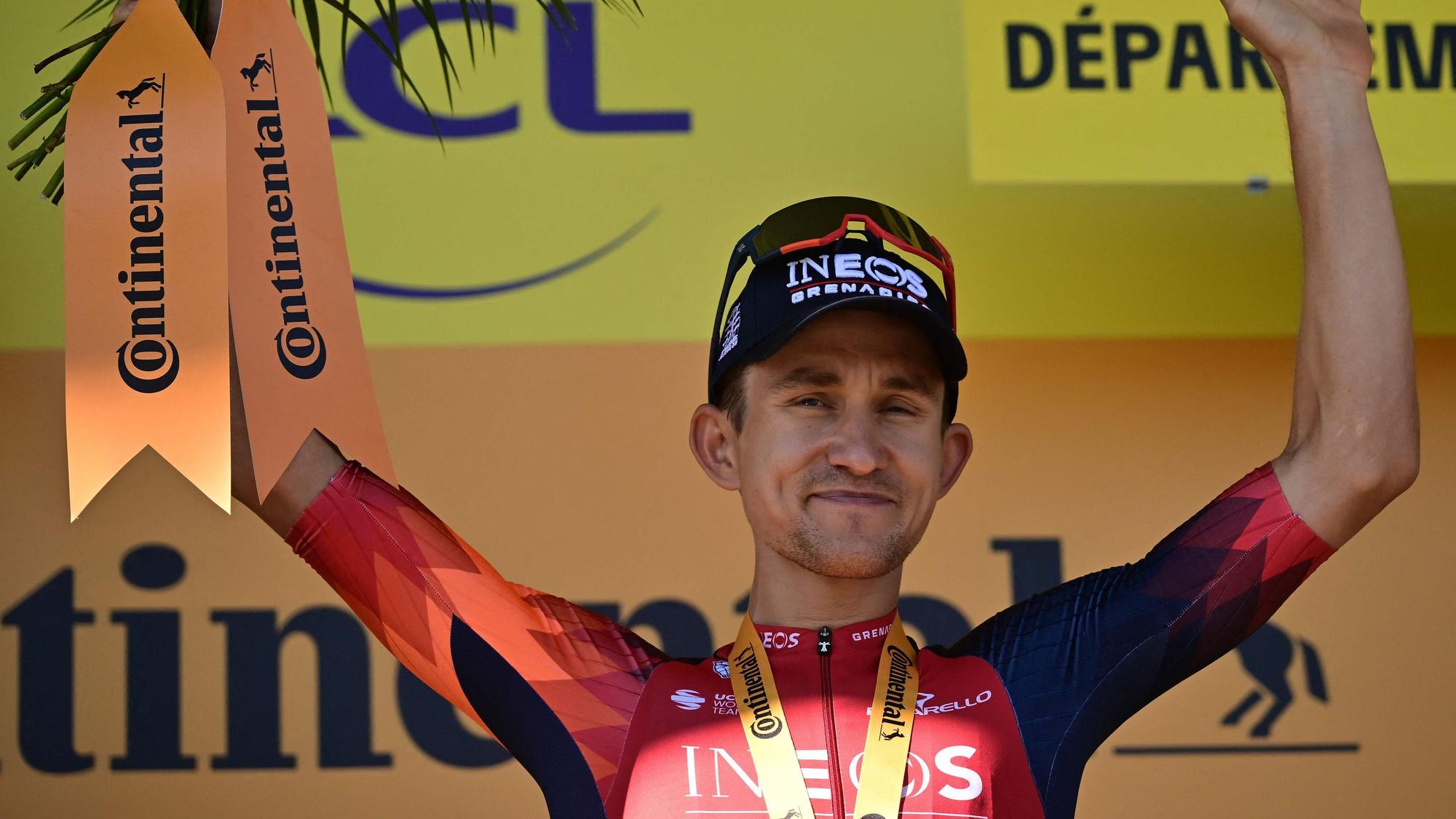 Michal Kwiatkowski hät seine Hände hoch.