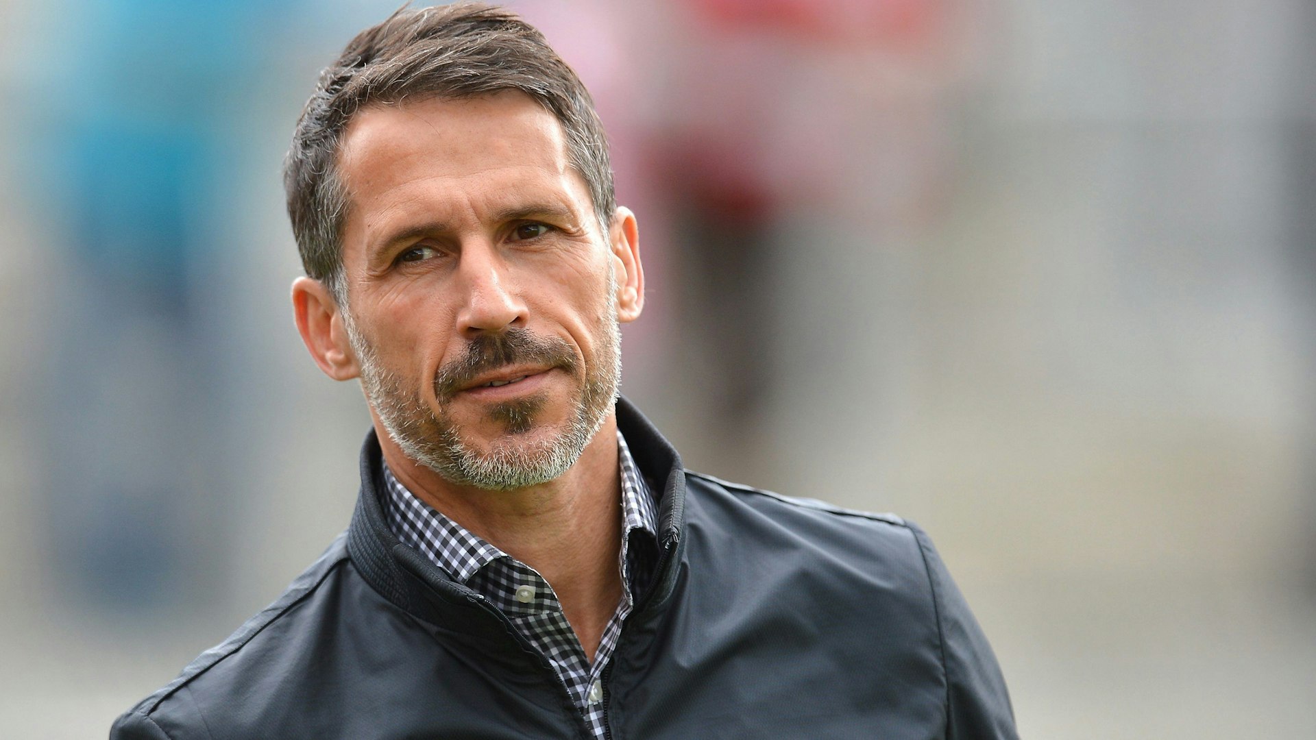 ARCHIV - 01.10.2016, Bayern, Würzburg: Fußball\ 2. Bundesliga, Würzburger Kickers - TSV 1860 München, 8. Spieltag am 02.10.2016 in Flyeralarm-Arena, Würzburg (Bayern). Münchens Sportdirektor Thomas Eichin vor Spielbeginn. Zum 1. Juli 2023 wird Eichin Direktor Lizenz bei Bayer Leverkusen. (zu dpa: «Thomas Eichin wird Direktor Lizenz bei Bayer Leverkusen») Foto: Michael Will/dpa +++ dpa-Bildfunk +++