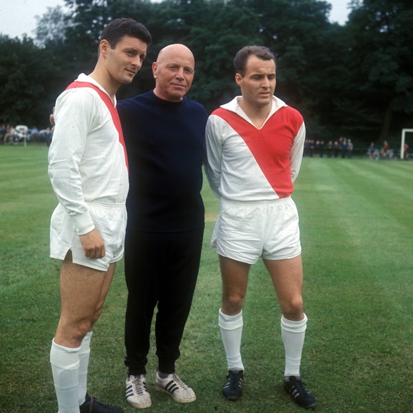 FC-Trainer Georg Knöpfle steht in dunkler Kleidung zwischen den beiden Neuzugängen Srdan Cebinac und Ole Sörensen auf dem Trainingsplatz.