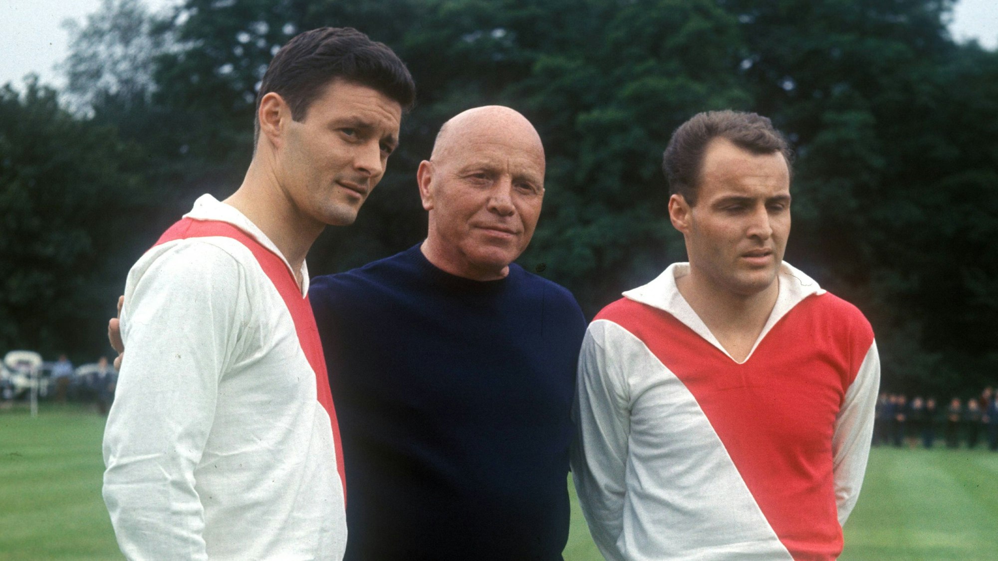 FC-Trainer Georg Knöpfle steht in dunkler Kleidung zwischen den beiden Neuzugängen Srdan Cebinac und Ole Sörensen auf dem Trainingsplatz.