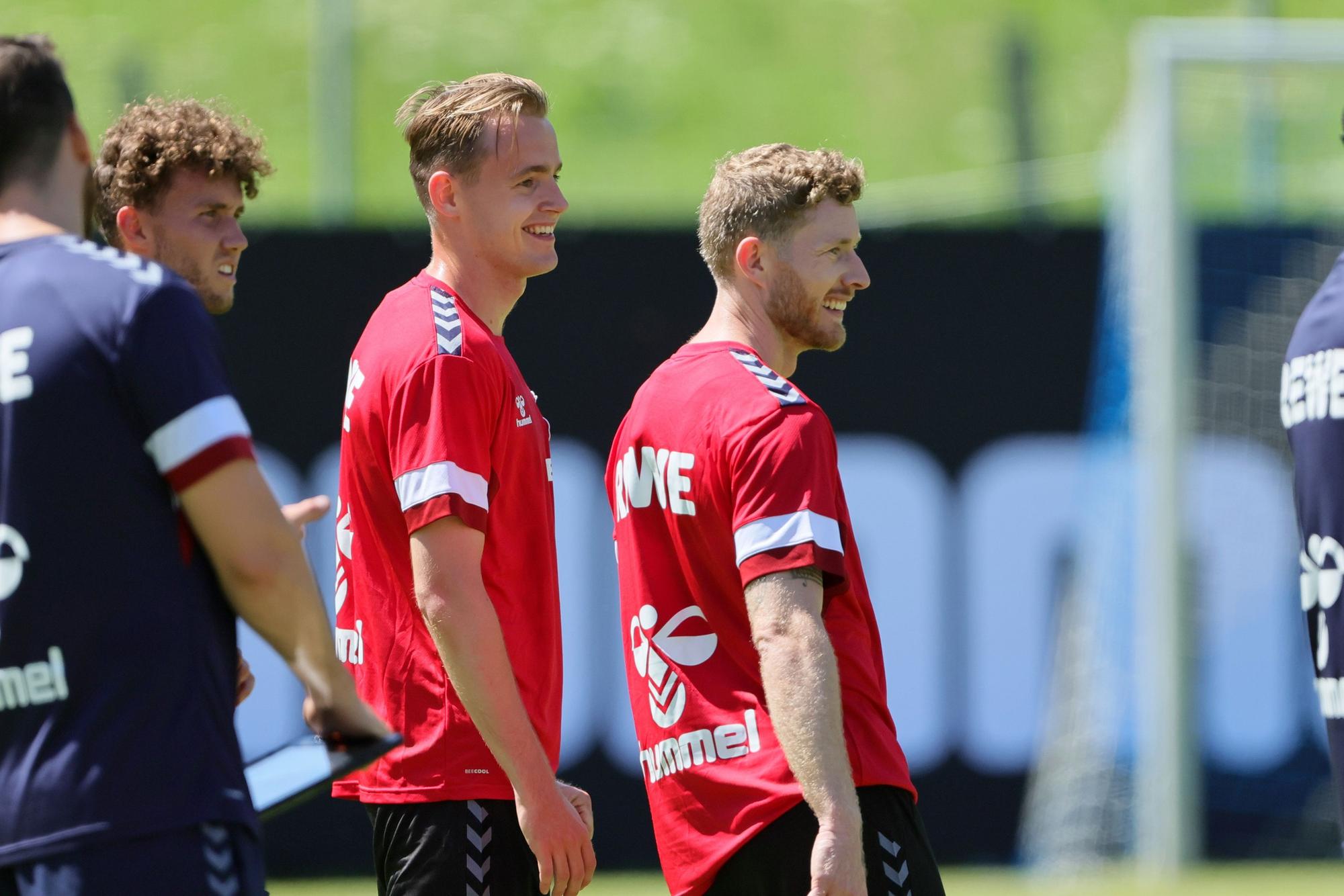 Florian Kainz (r.) neben Neuzugang Jacob Christensen (M.) und Luca Waldschmidt auf dem Trainingsplatz des UFC Maria Alm