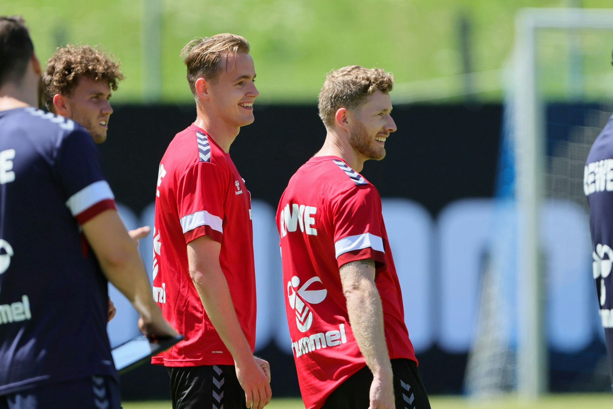 Florian Kainz (r.) neben Neuzugang Jacob Christensen (M.) und Luca Waldschmidt auf dem Trainingsplatz des UFC Maria Alm