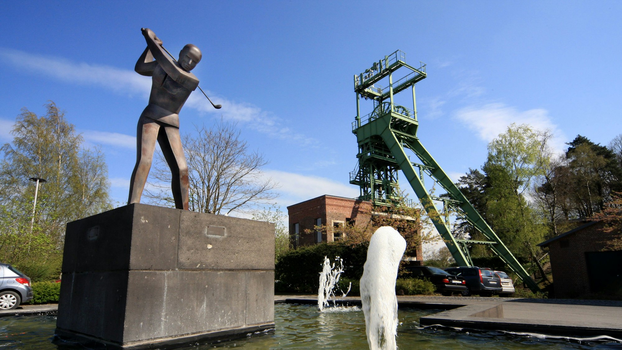 Förderturm des früheren Hauptschachts der Grube Lüderich im Hintergrund