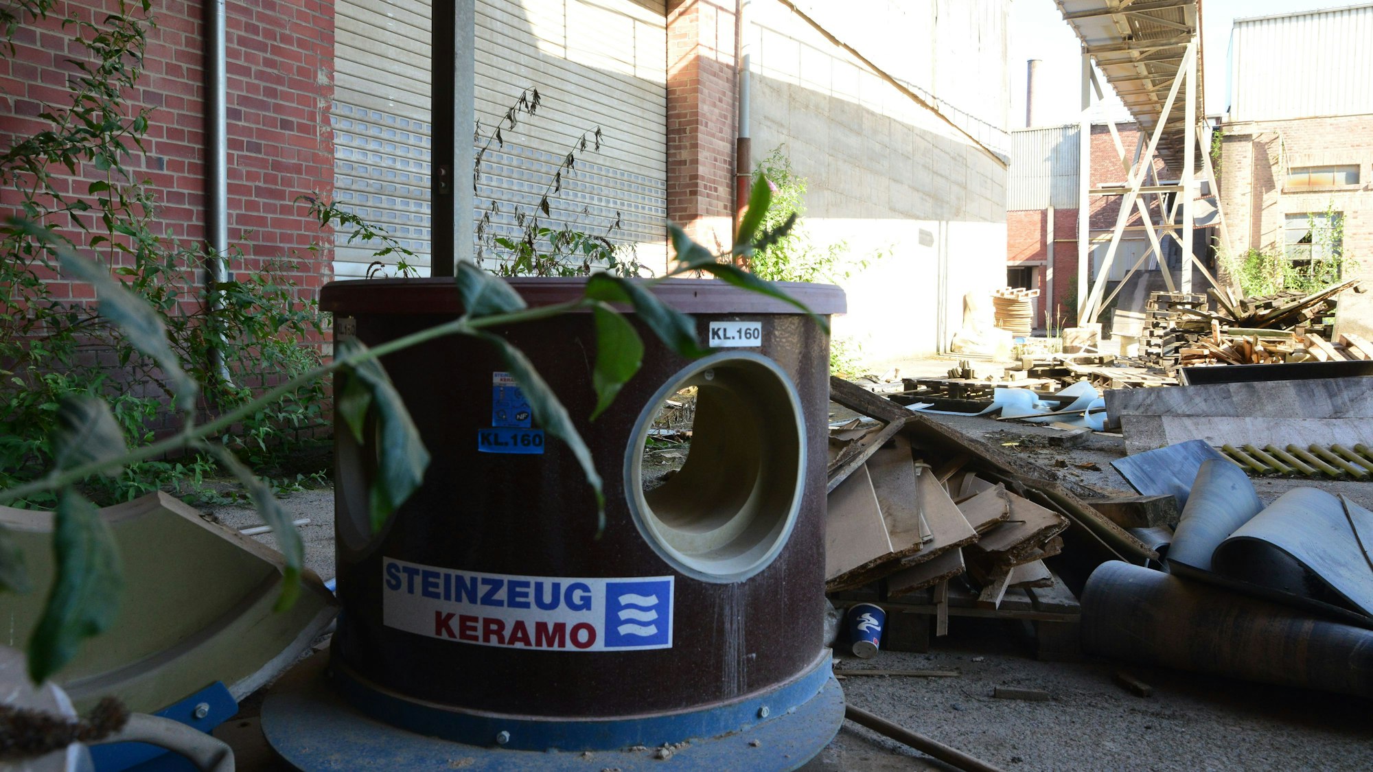 Das Bild zeigt das verlassene Gelände, wo einst Tonröhren produziert wurden.