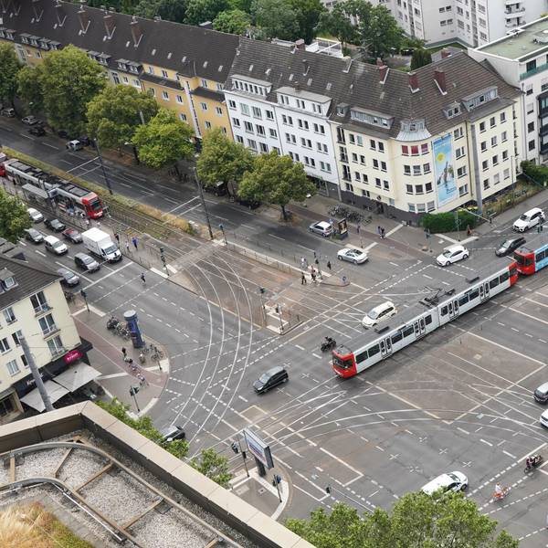 Eine Stadtbahn der Kölner Verkehrsbetriebe der Linie 13 ist auf der Kreuzung Aachener Straße/ Gürtel in Köln auf den Gleisen unterwegs.