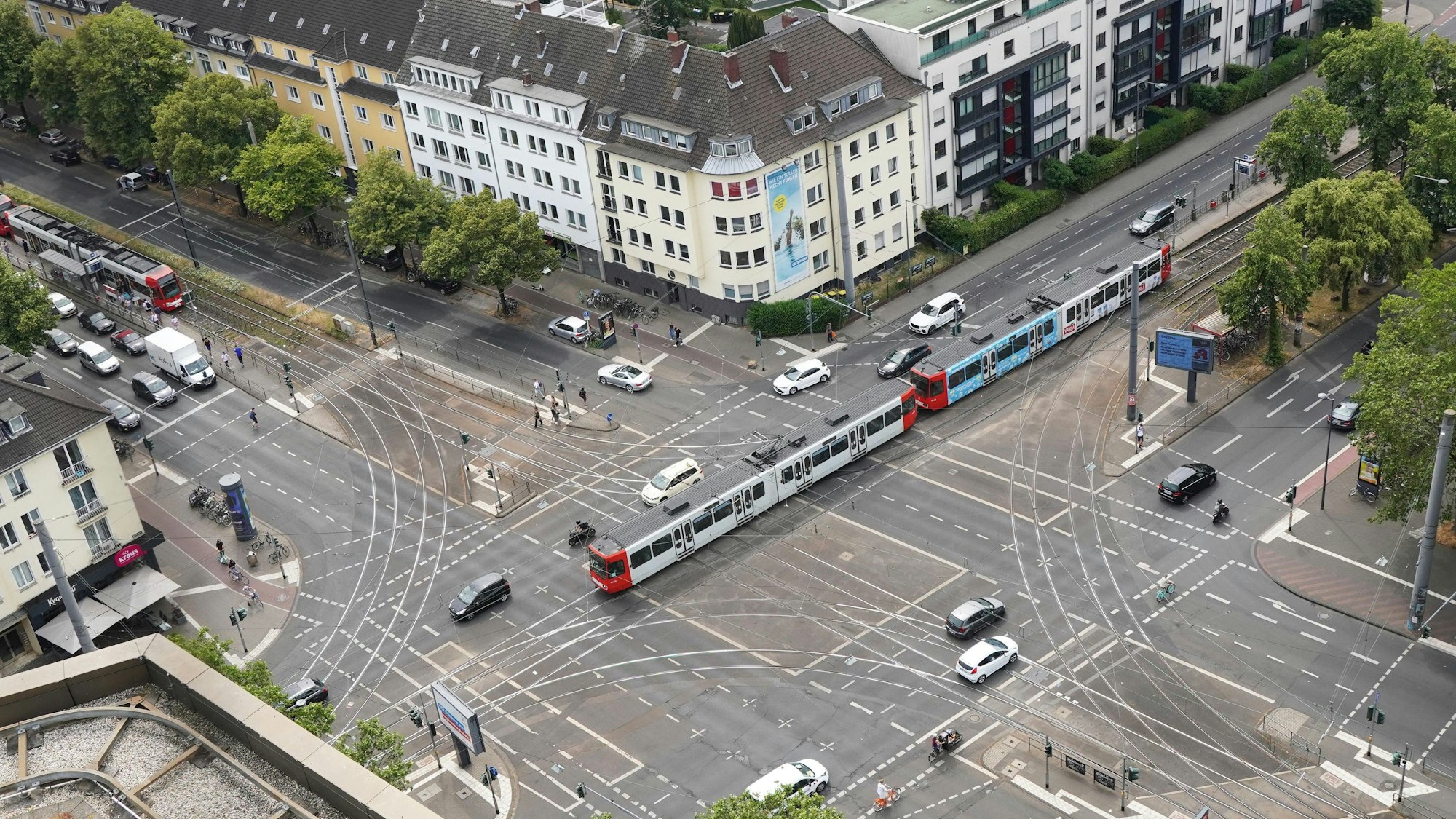 Eine Stadtbahn der Kölner Verkehrsbetriebe der Linie 13 ist auf der Kreuzung Aachener Straße/ Gürtel in Köln auf den Gleisen unterwegs.